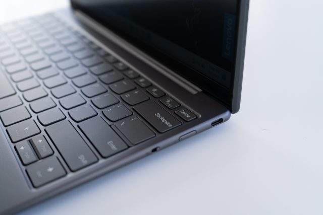 Stay agile with the Lenovo Slim 7i Carbon laptop